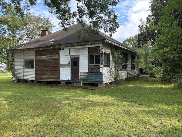a view of a house with backyard