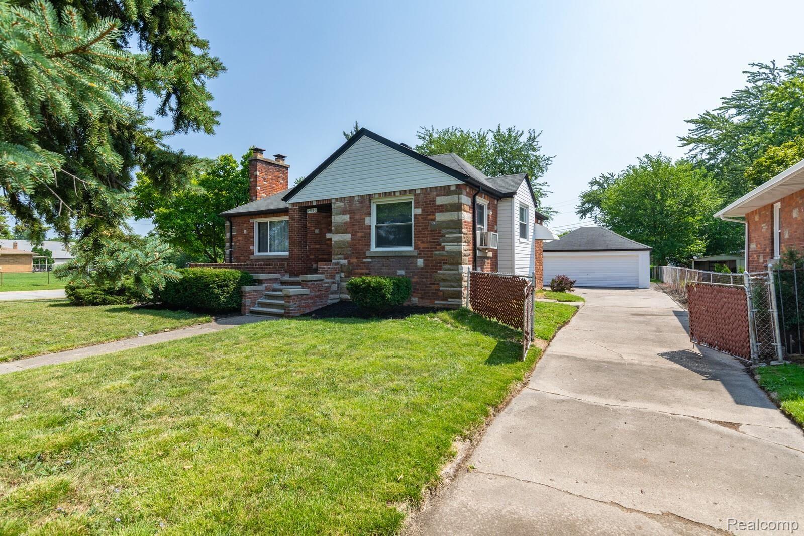21560 Kelly Road Eastpointe, MI 48021 - Photo 2 of 23 04_DSC_8751_mls.jpg