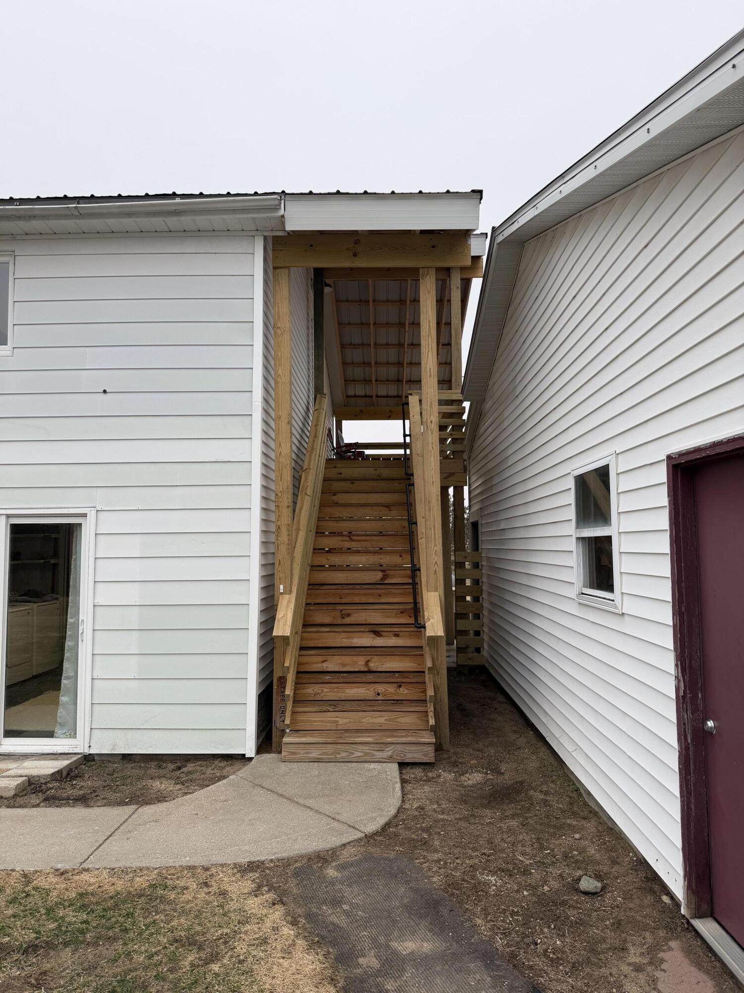 7202 21 Mile Road Evart, MI 49631 - Photo 7 of 64 Apartment Stairs