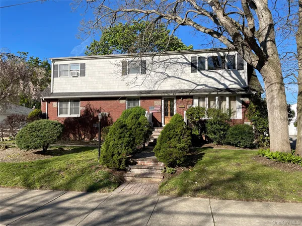 $729,900 | 581 Grand Avenue, Lindenhurst, NY 11757