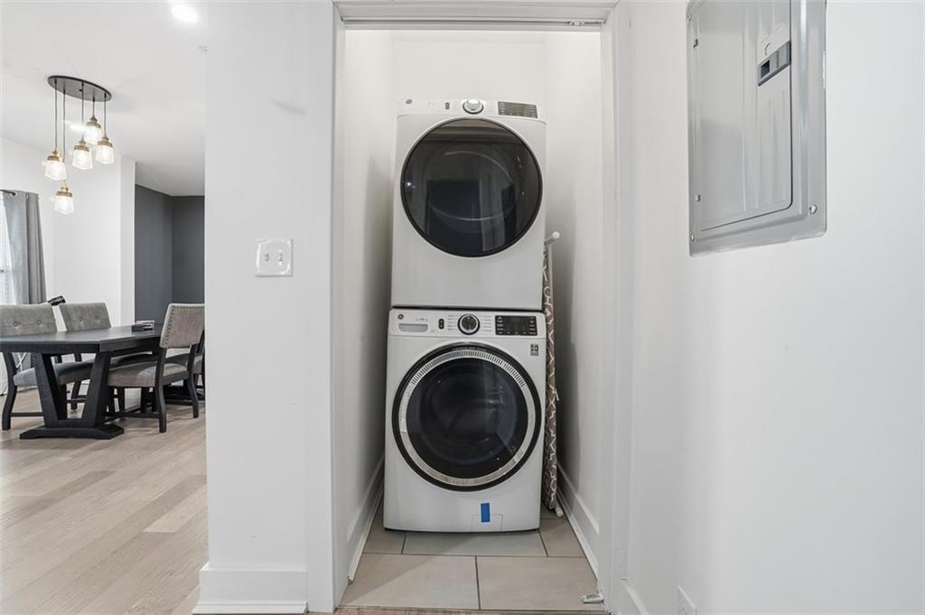 2281 Pryor Road Southwest Atlanta, GA 30315 - Photo 20 of 32 a utility room with dryer and washer