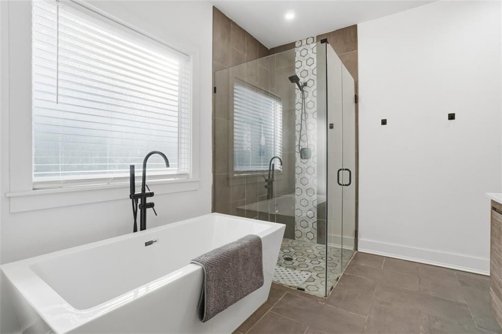 2281 Pryor Road Southwest Atlanta, GA 30315 - Photo 25 of 32 a bathroom with a tub a sink and shower