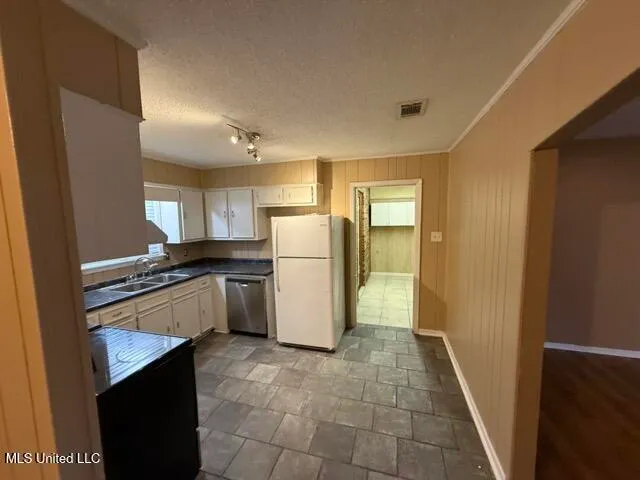 $1,350 | 320 Springdale Circle, D'Iberville, MS 39540