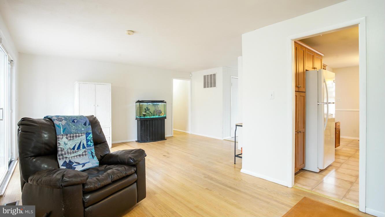 9502 Gunview Road Baltimore, MD 21236 - Photo 3 of 26 Living Room