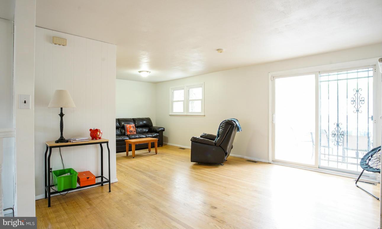 9502 Gunview Road Baltimore, MD 21236 - Photo 4 of 26 Living Room