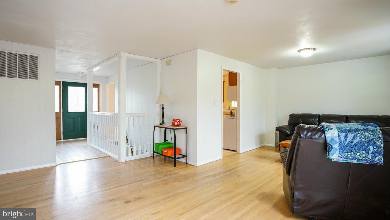 9502 Gunview Road Baltimore, MD 21236 - Photo 5 of 26 Living Room