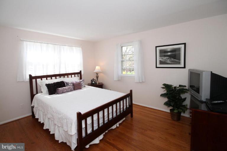 5631 Inverchapel Road Springfield, VA 22151 - Photo 13 of 30 a bedroom with a bed and a window