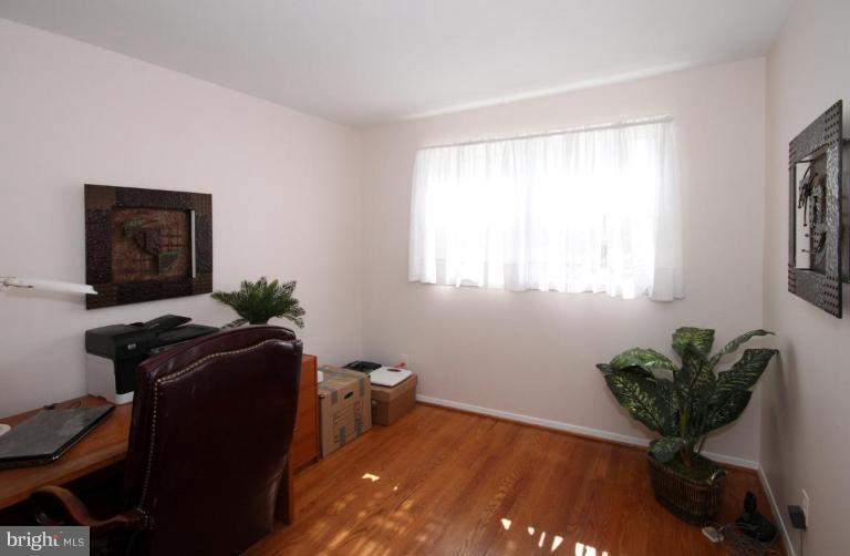 5631 Inverchapel Road Springfield, VA 22151 - Photo 14 of 30 a room with furniture and a potted plant
