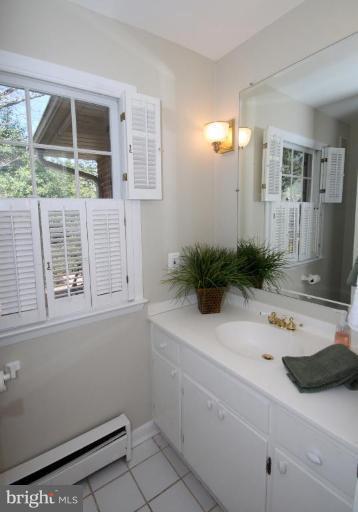 5631 Inverchapel Road Springfield, VA 22151 - Photo 18 of 30 a bathroom with a tub sink and mirror