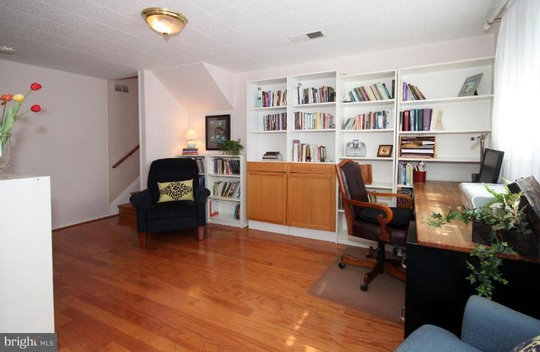 5631 Inverchapel Road Springfield, VA 22151 - Photo 25 of 30 a living room with furniture and a book shelf