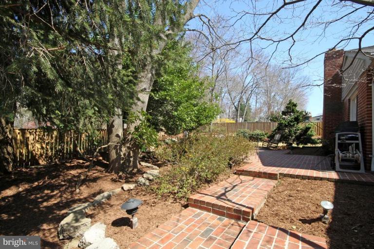5631 Inverchapel Road Springfield, VA 22151 - Photo 28 of 30 a view of yard with seating space