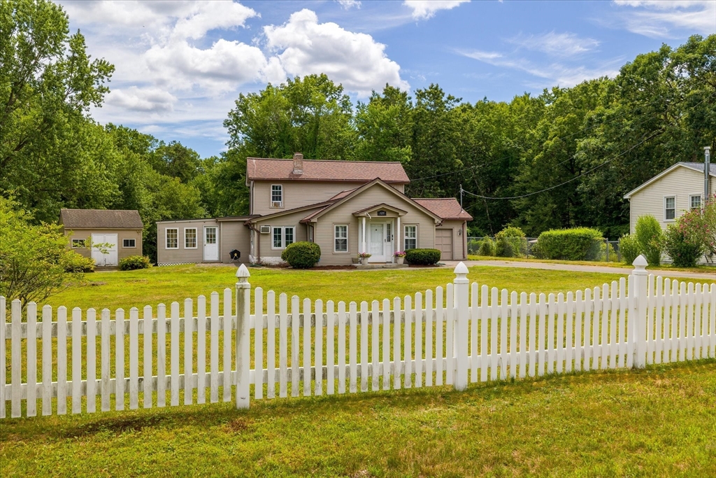 125 Fair Oak Road Springfield, MA 01128 - Photo 2 of 29 a front view of a house with a garden