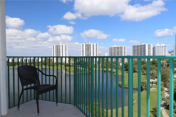 $5,500 | 20000 East Country Club Drive, Unit 1016, Aventura, FL 33180