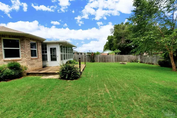 a view of a house with backyard and garden