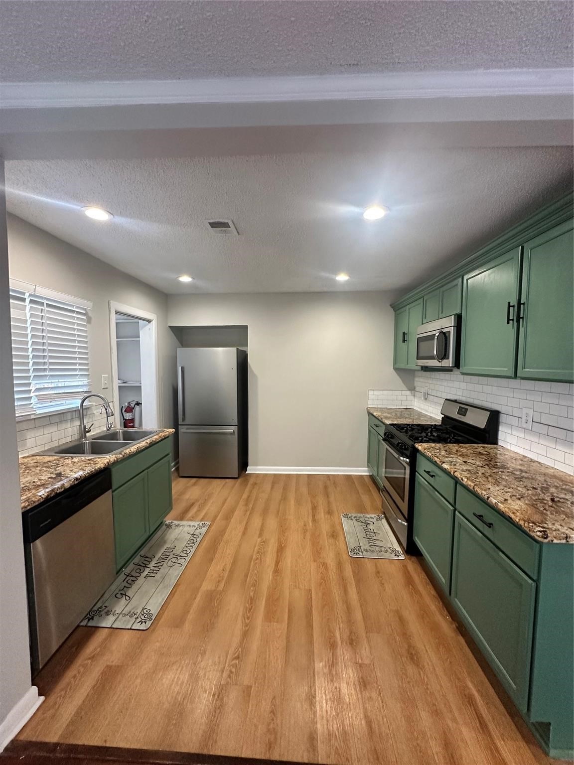 3571 Daphne Street Houston, TX 77021 - Photo 3 of 15 Lots of counter and cabinet space. Beautiful flooring through out.