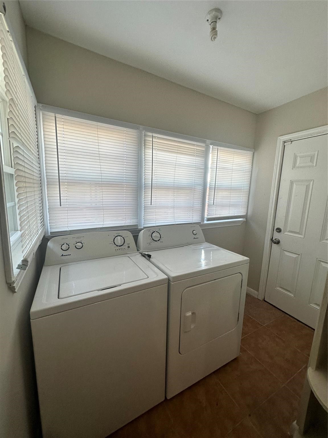 3571 Daphne Street Houston, TX 77021 - Photo 4 of 15 Separate laundry room. Great natural lighting.