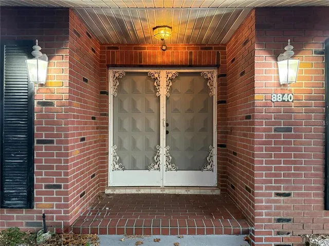 a view of entryway with a door