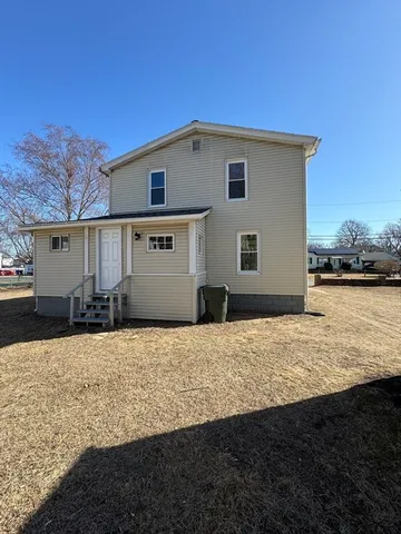 a view of a house with backyard