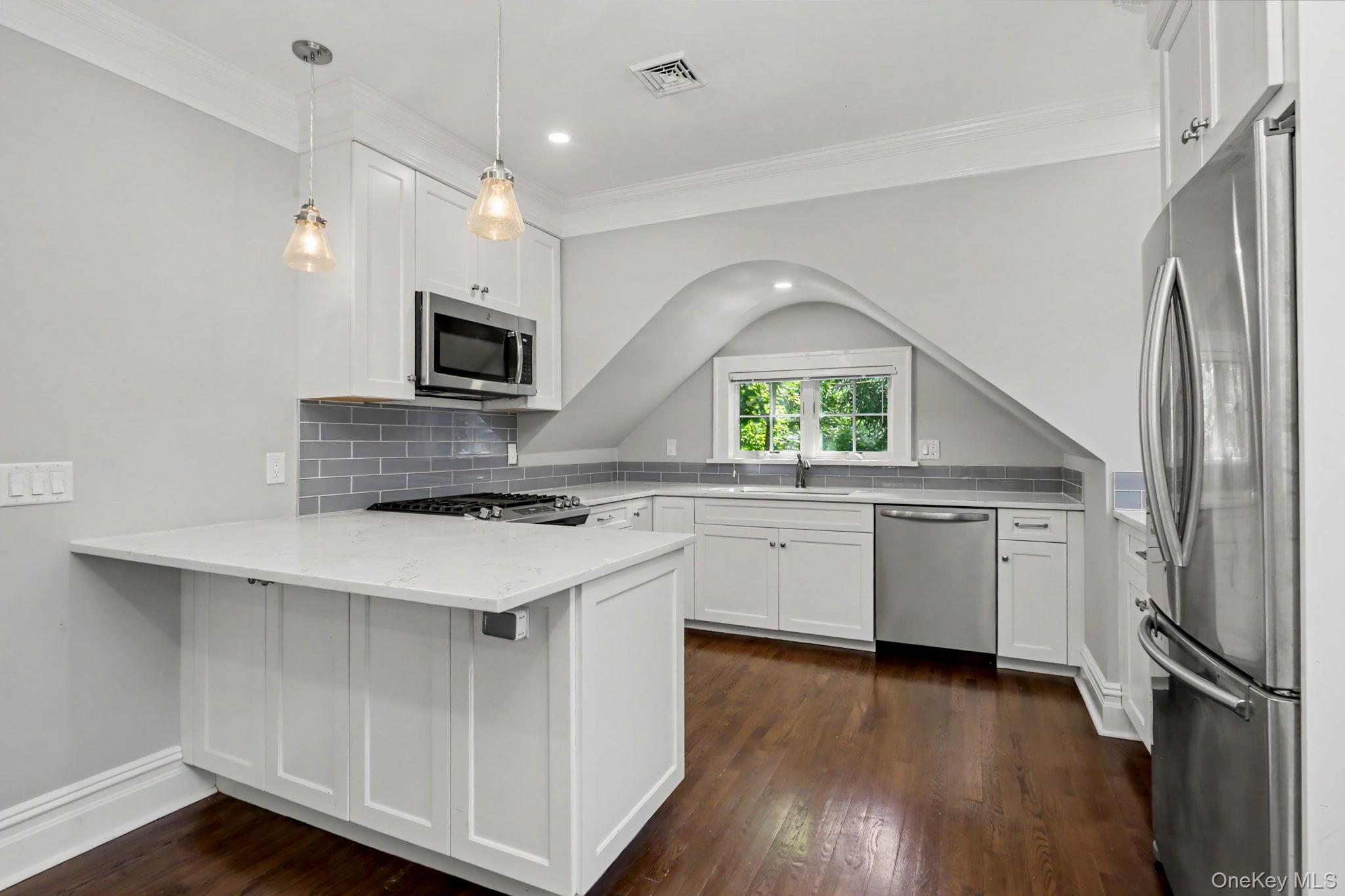 82 Douglas Road, Unit B Chappaqua, NY 10514 - Photo 3 of 20 Gallery Image 3