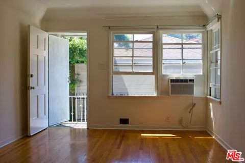 $2,400 | Reservoir Street, Los Angeles, CA 90026