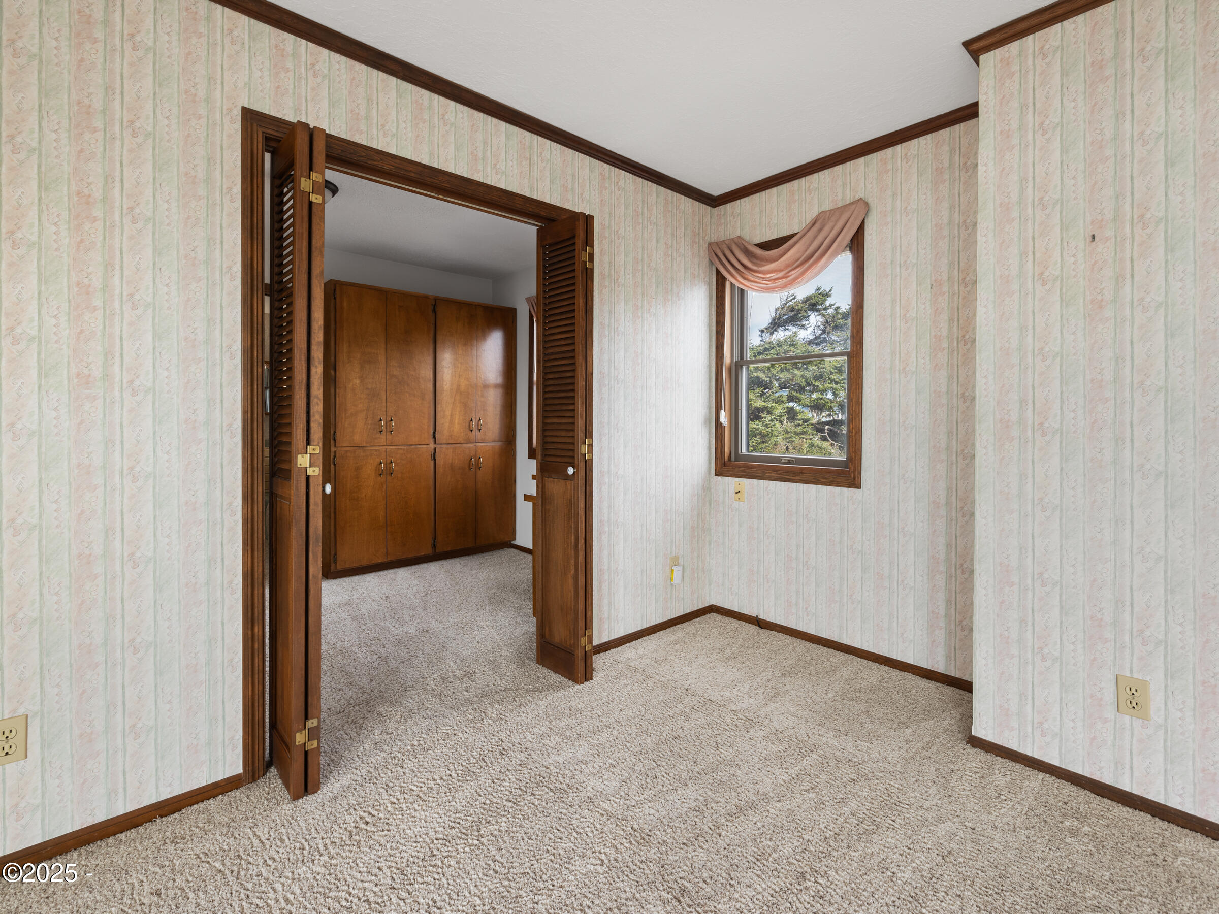 1016 Southwest Mark Street Newport, OR 97365 - Photo 34 of 70 Primary to Closet