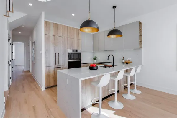 $545,000 | 5428 North Winthrop Avenue, Unit 201, Chicago, IL 60640