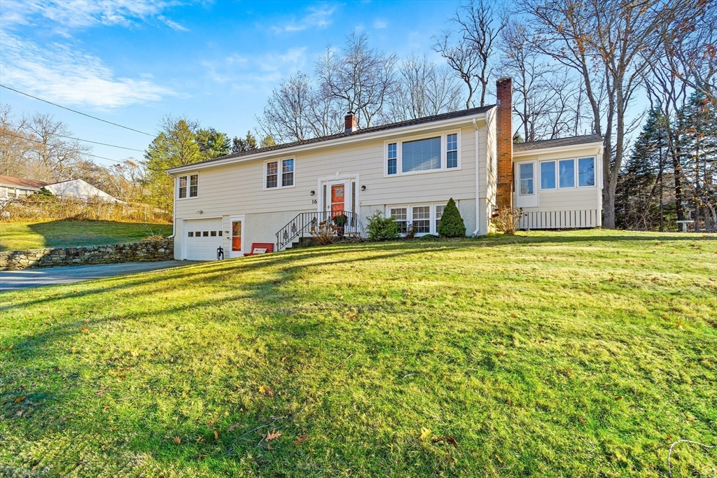 a view of a house with a yard