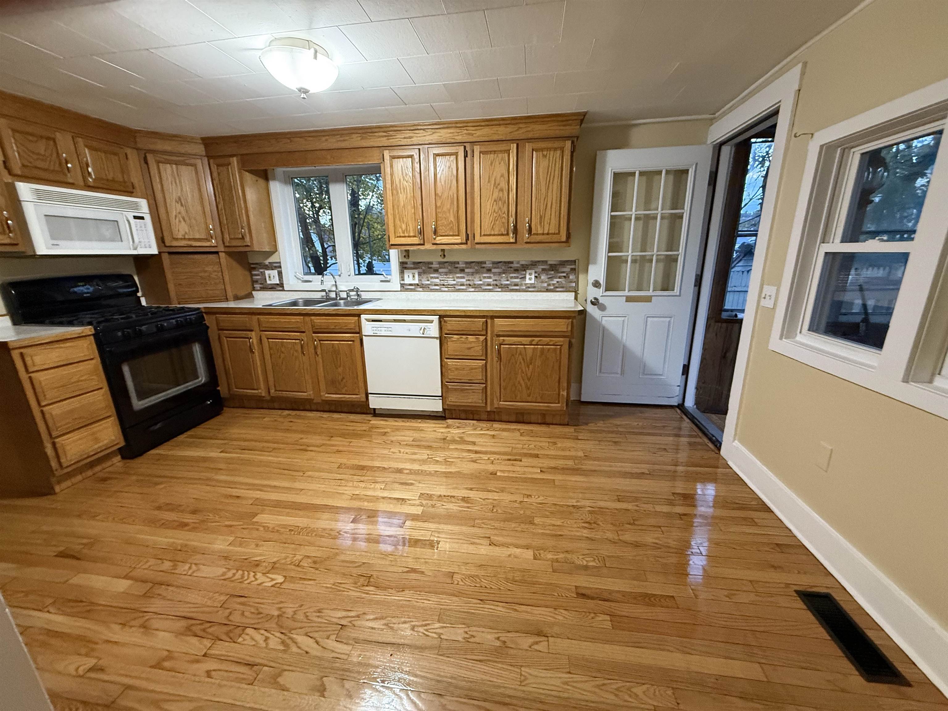 97 Linwood Street Nashua, NH 03060 - Photo 2 of 28