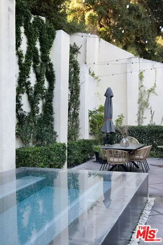 a view of a water fountain in front of building