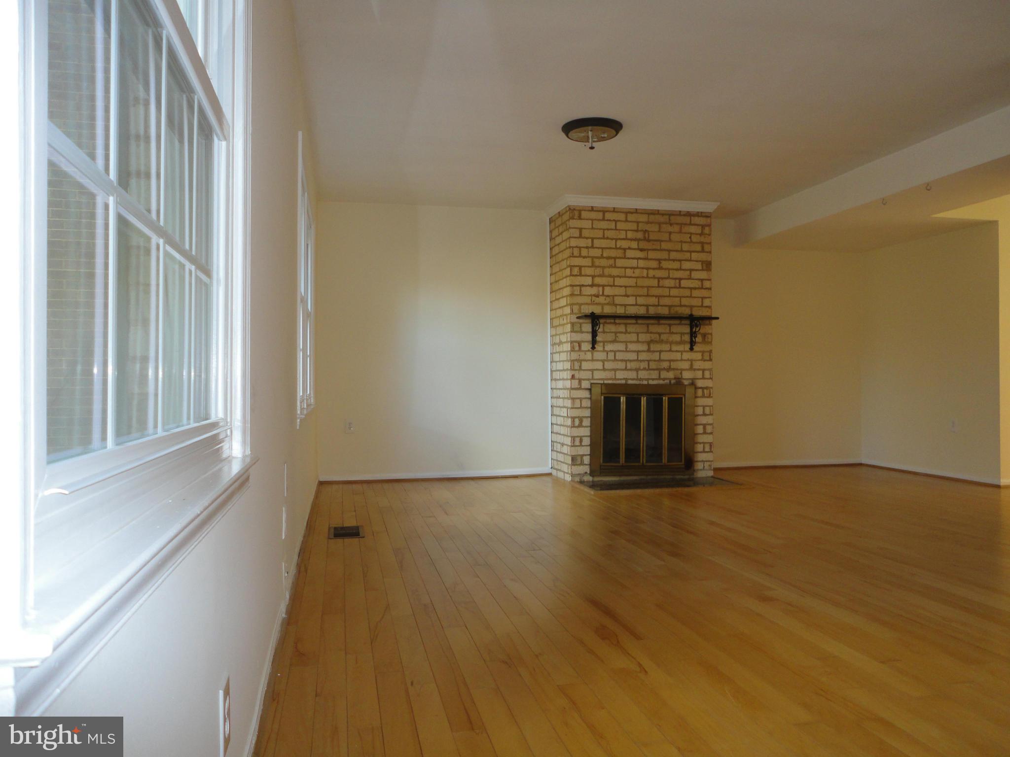 904 Moorefield Creek Road Southwest Vienna, VA 22180 - Photo 3 of 12 Living Room