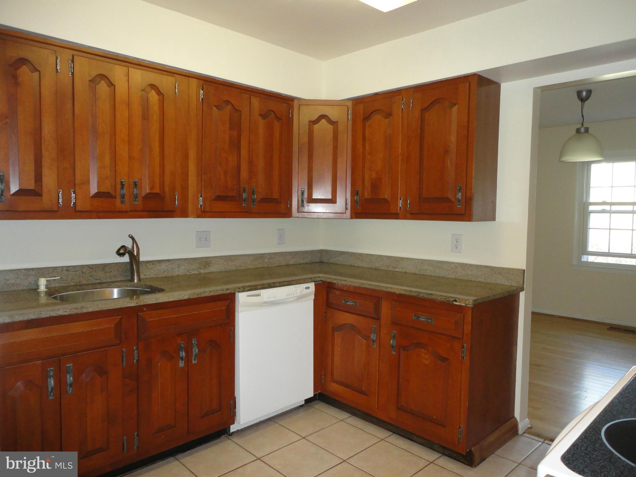 904 Moorefield Creek Road Southwest Vienna, VA 22180 - Photo 5 of 12 Kitchen