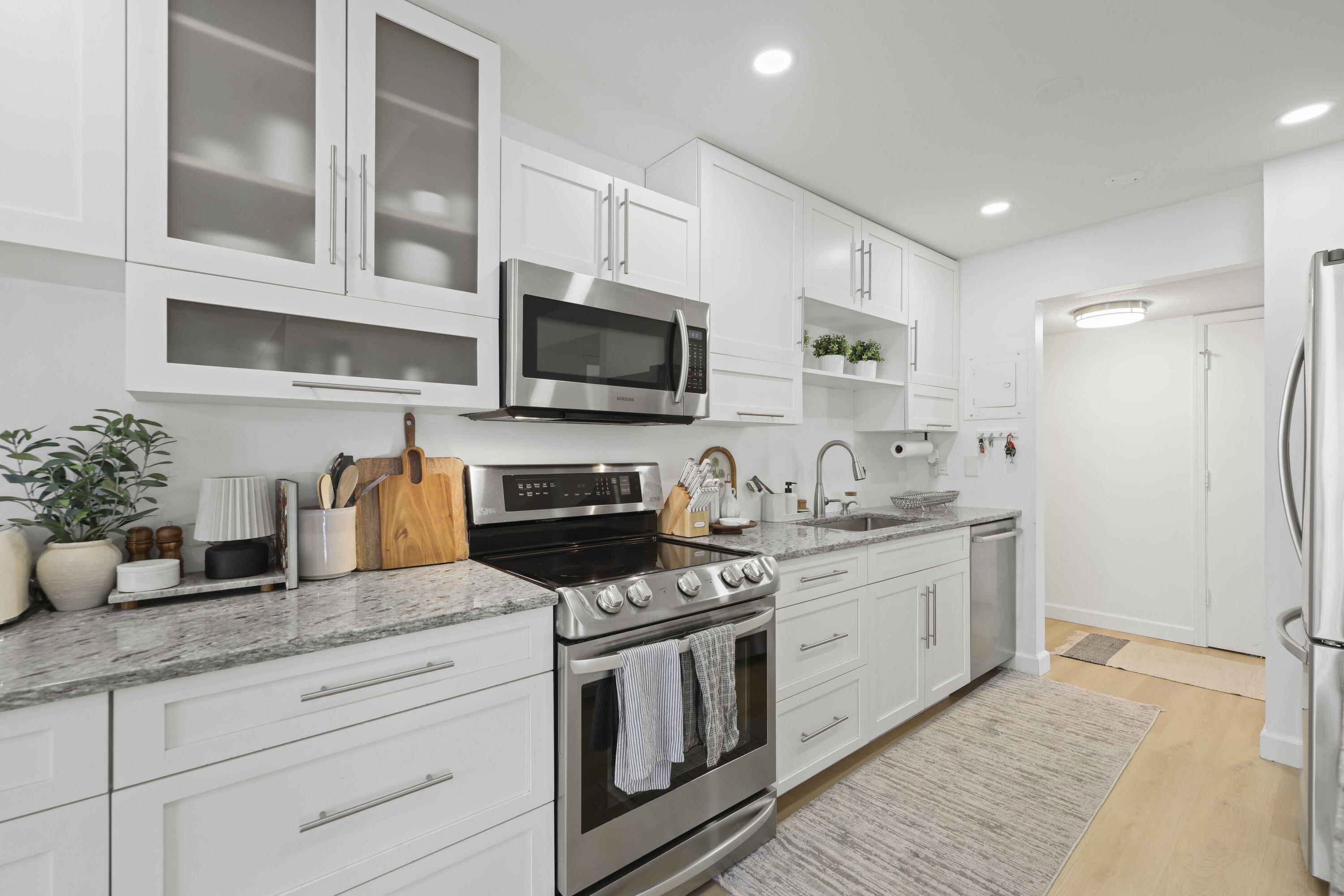 1111 South Ocean Boulevard, Unit 214 Boca Raton, FL 33432 - Photo 4 of 28 Kitchen