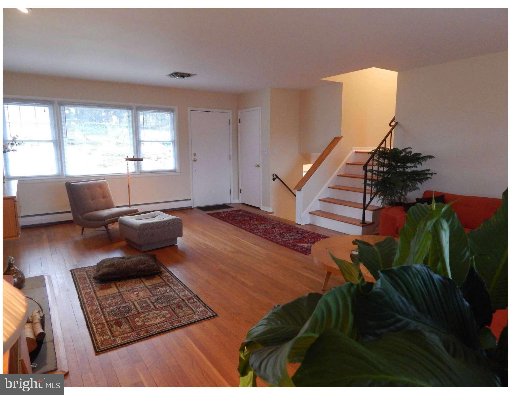 514 Epsom Road Baltimore, MD 21286 - Photo 4 of 30 Living Room