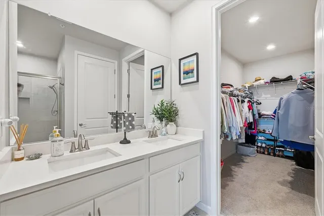 a en suite bathroom with double vanity and a mirror