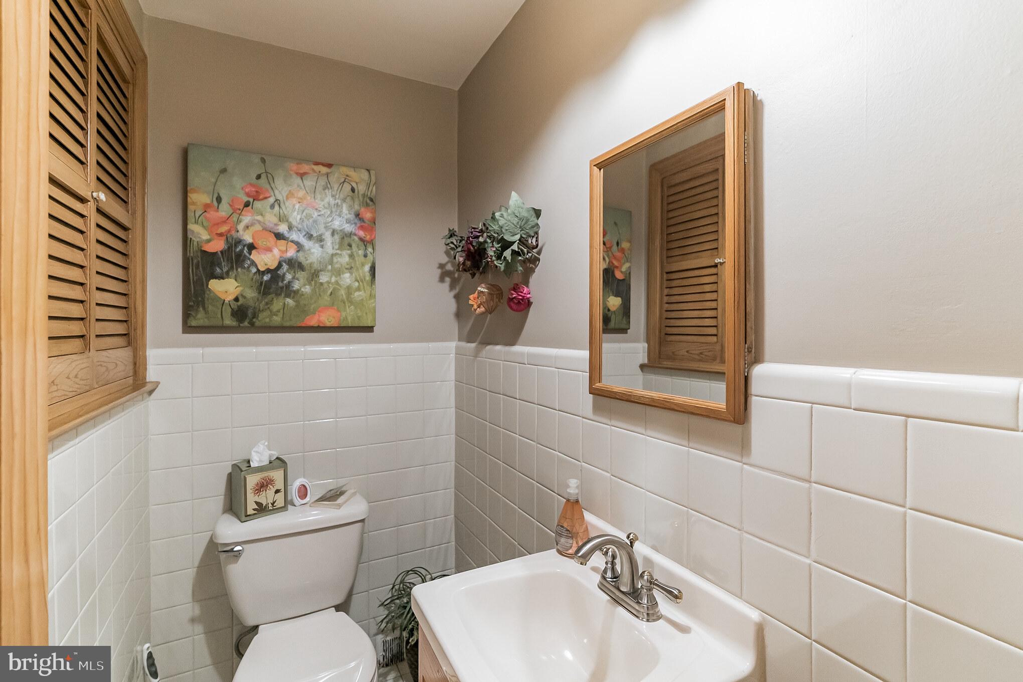 462 Northcroft Road Springfield, PA 19064 - Photo 24 of 37 Powder Room