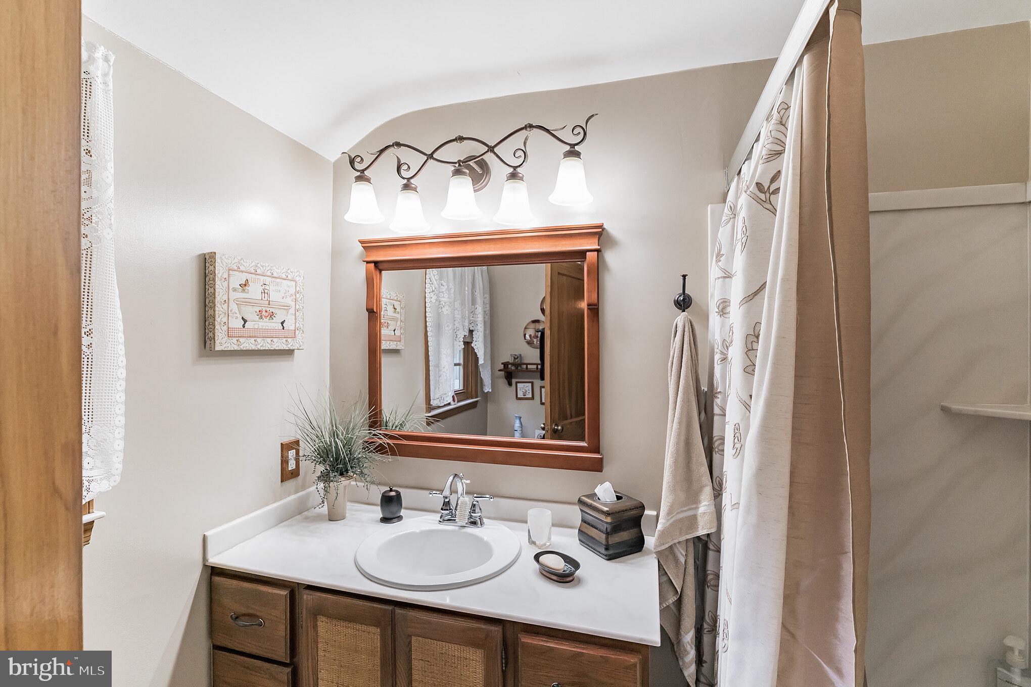 462 Northcroft Road Springfield, PA 19064 - Photo 27 of 37 Hall Bath