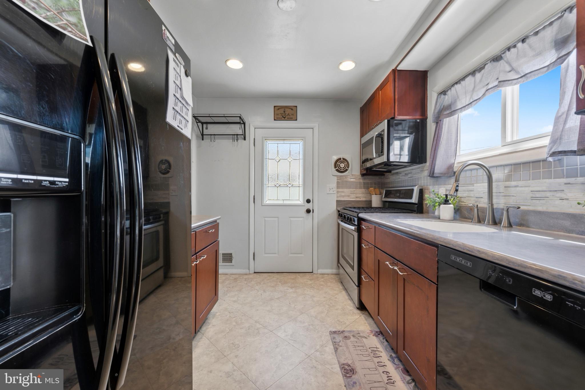 8810 Lakewood Road Baltimore, MD 21234 - Photo 11 of 34 Kitchen
