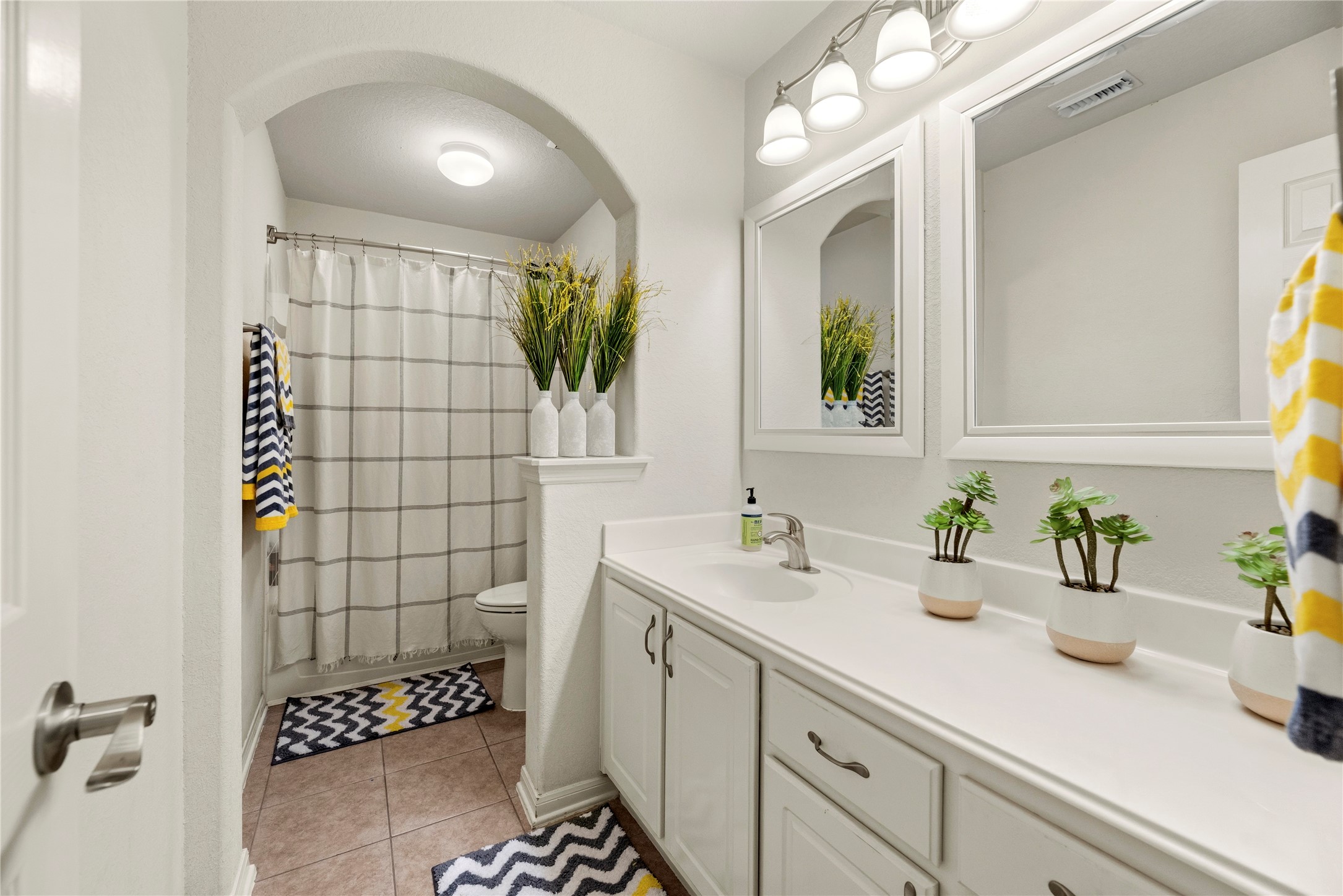 5727 Valley Scene Way Spring, TX 77379 - Photo 11 of 37 Second bathroom