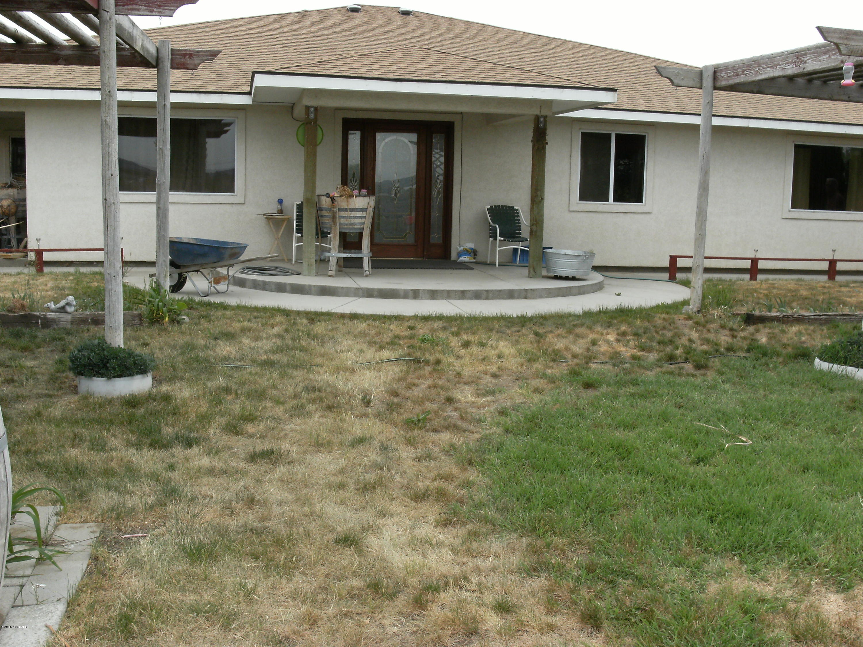 1009 Thornton Road Sunnyside, WA 98944 - Photo 2 of 18 a view of house with yard
