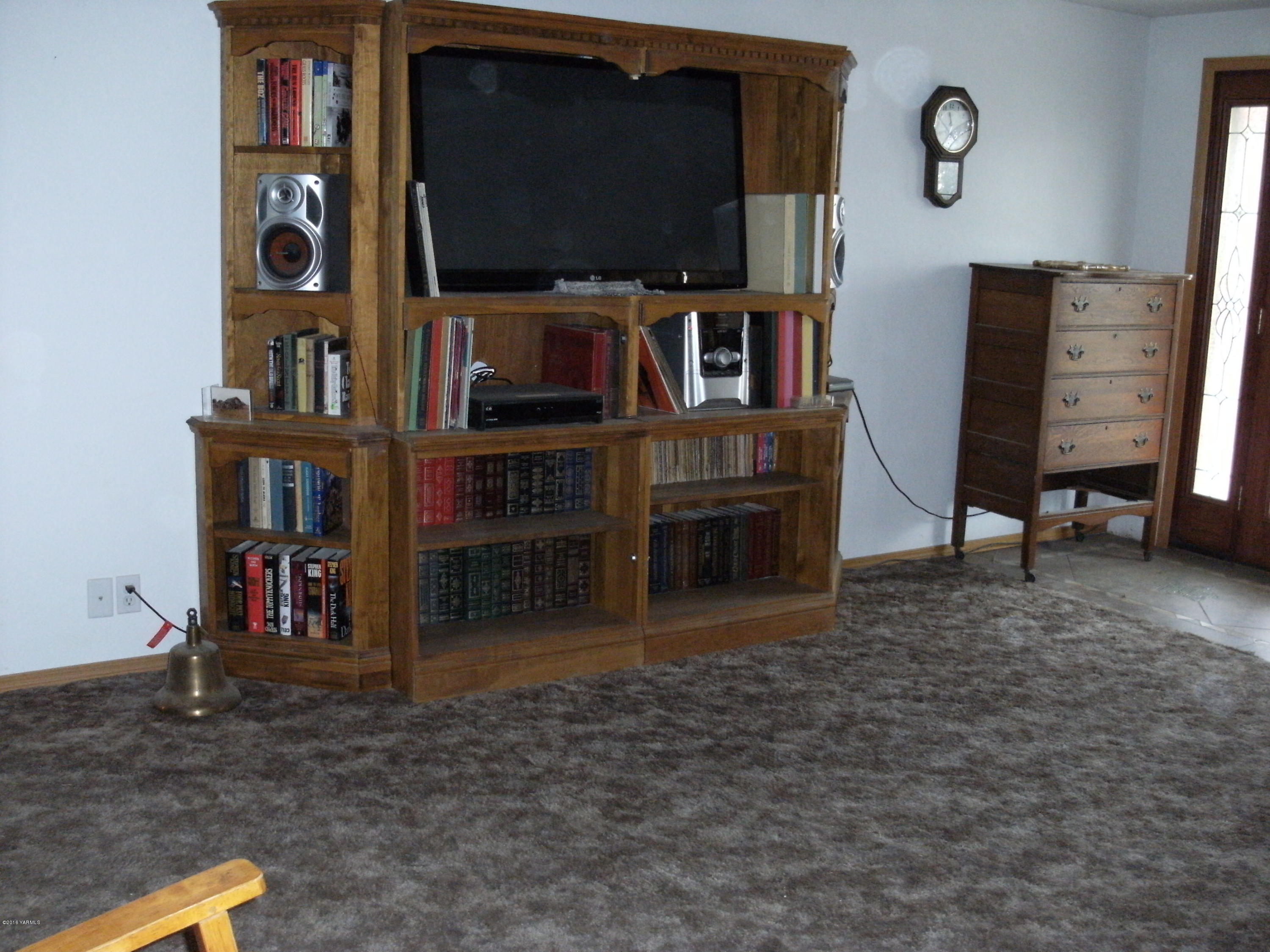 1009 Thornton Road Sunnyside, WA 98944 - Photo 13 of 18 a living room with television and a flat screen tv