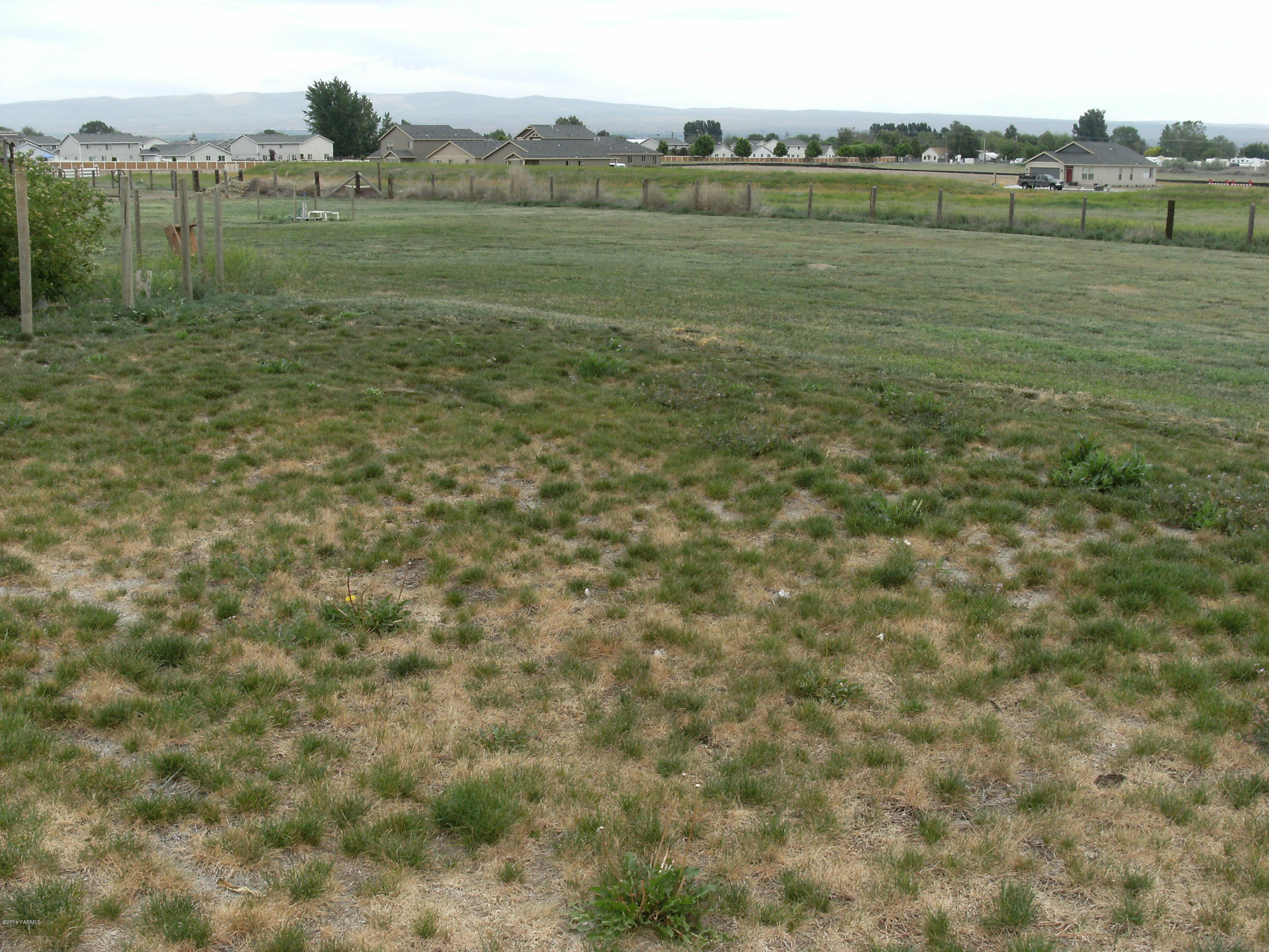 1009 Thornton Road Sunnyside, WA 98944 - Photo 16 of 18 a view of lake with mountain