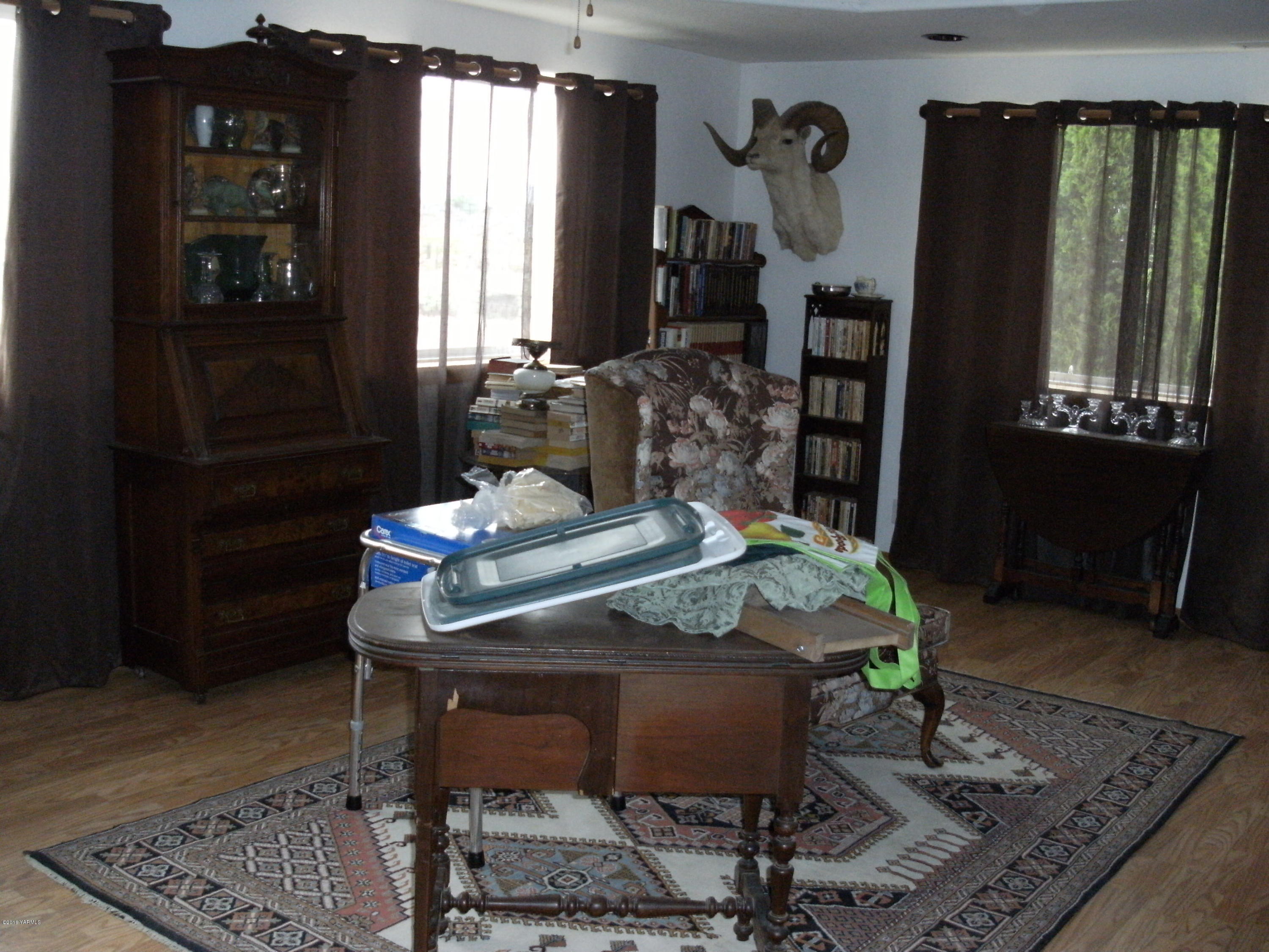 1009 Thornton Road Sunnyside, WA 98944 - Photo 6 of 18 a dining room with furniture and window