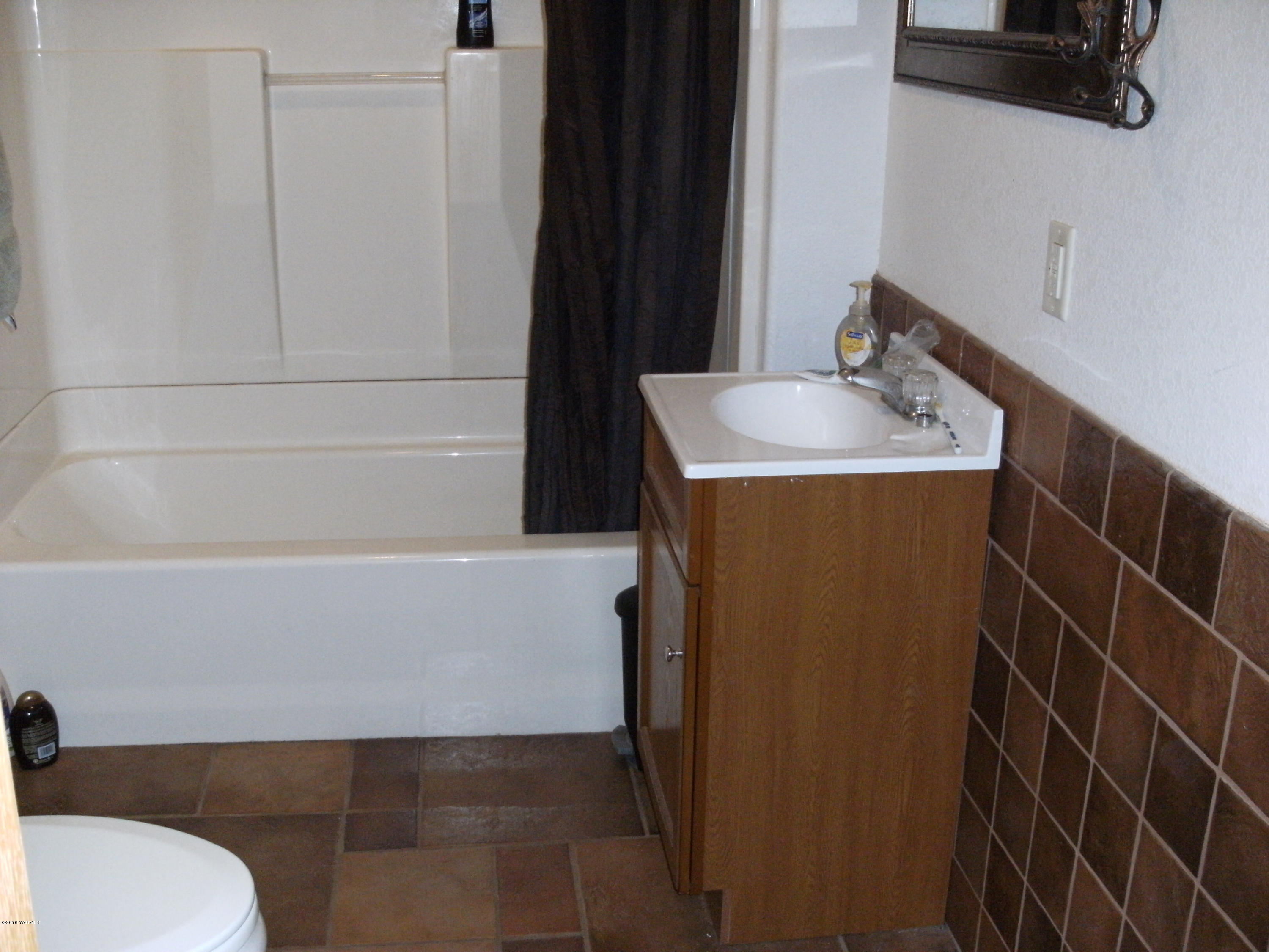 1009 Thornton Road Sunnyside, WA 98944 - Photo 8 of 18 a bathroom with a sink and a mirror