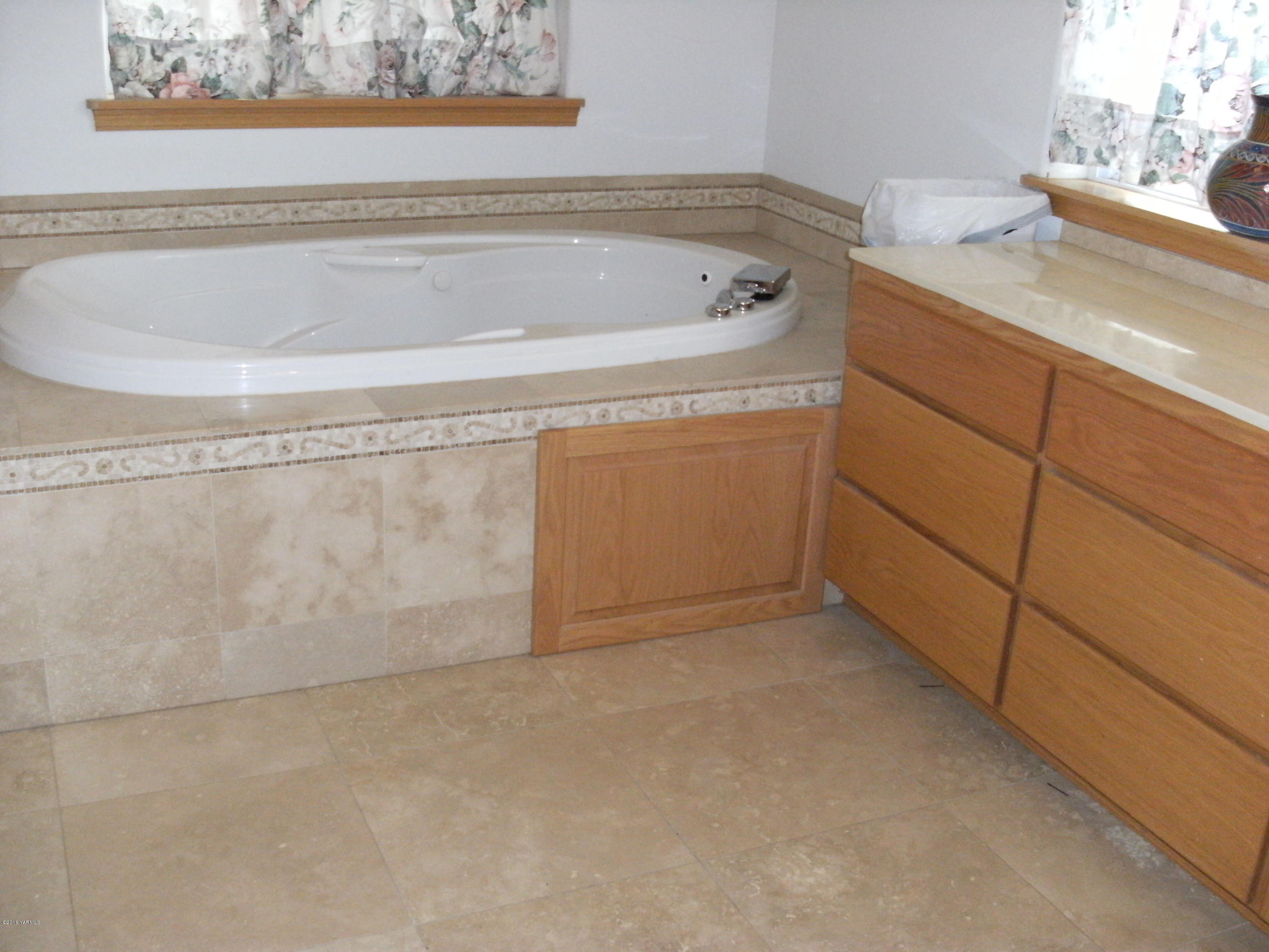 1009 Thornton Road Sunnyside, WA 98944 - Photo 9 of 18 a view of a bathtub in a bathroom