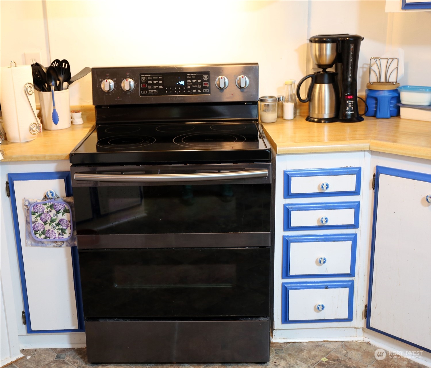 802 South Military Road Winlock, WA 98596 - Photo 5 of 14 a view of kitchen with washer and dryer