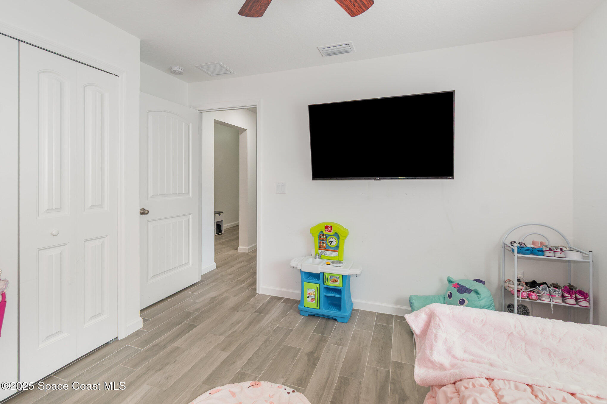 1534 Pine Street Orlando, FL 32824 - Photo 18 of 28 a living room with furniture and a flat screen tv