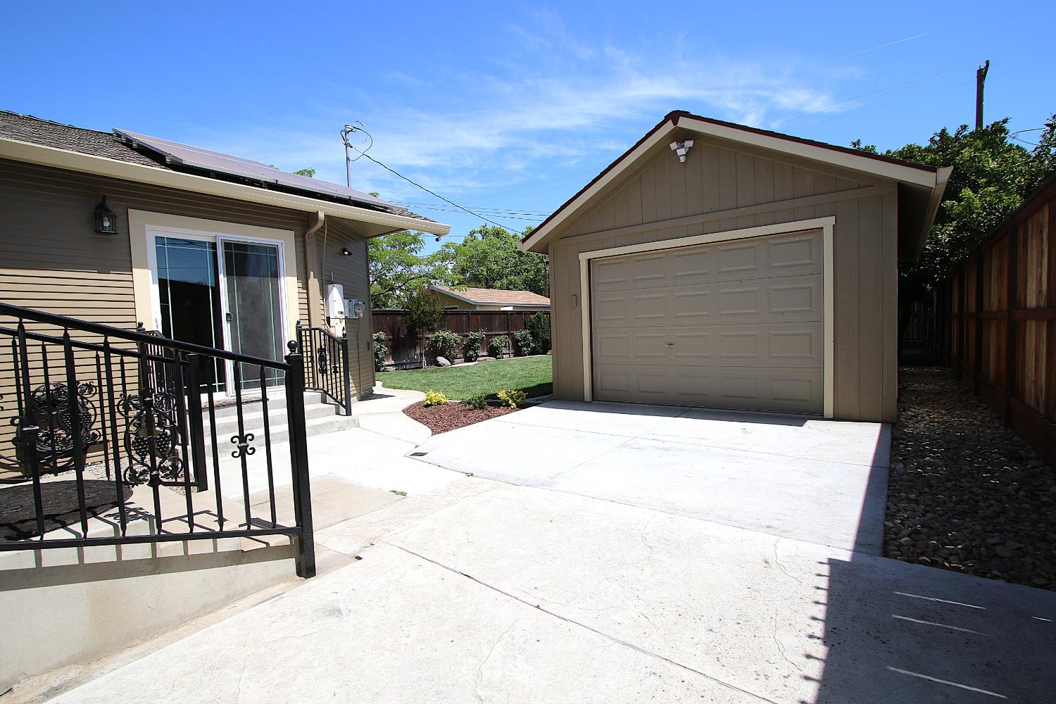 526 Melrose Street Modesto, CA 95354 - Photo 24 of 27 a front view of house