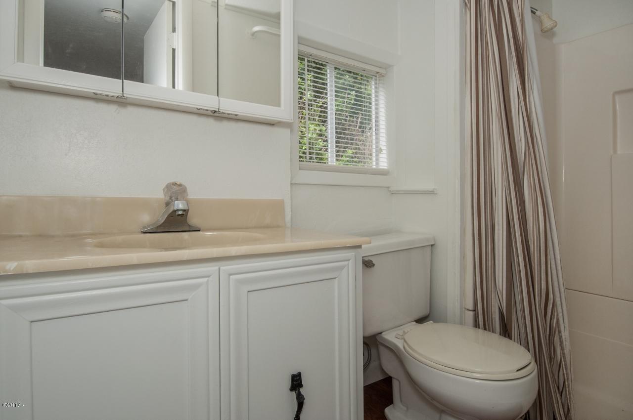 20 Graham Street Depoe Bay, OR 97341 - Photo 20 of 42 Unit 2 - View 7 (1280x850)