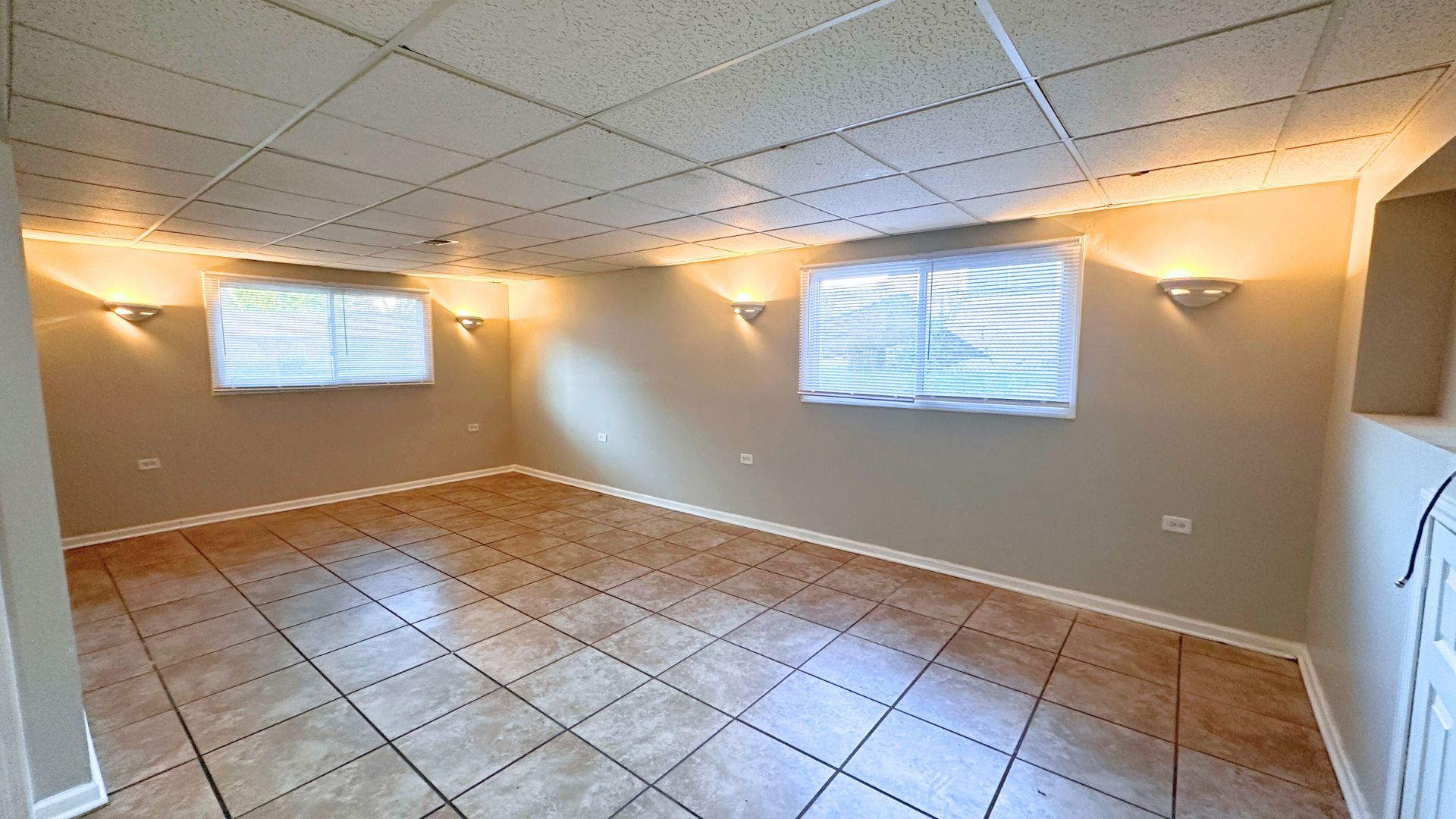 3416 West 124th Street Alsip, IL 60803 - Photo 12 of 19 a view of an empty room and window