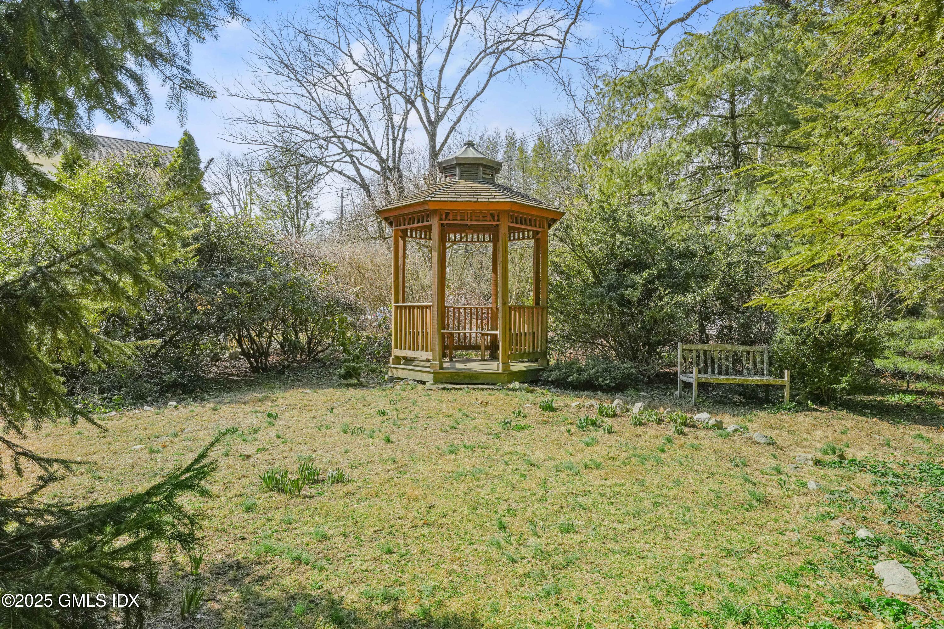 40 Silo Circle Riverside, CT 06878 - Photo 41 of 45 a backyard of a house with a tree